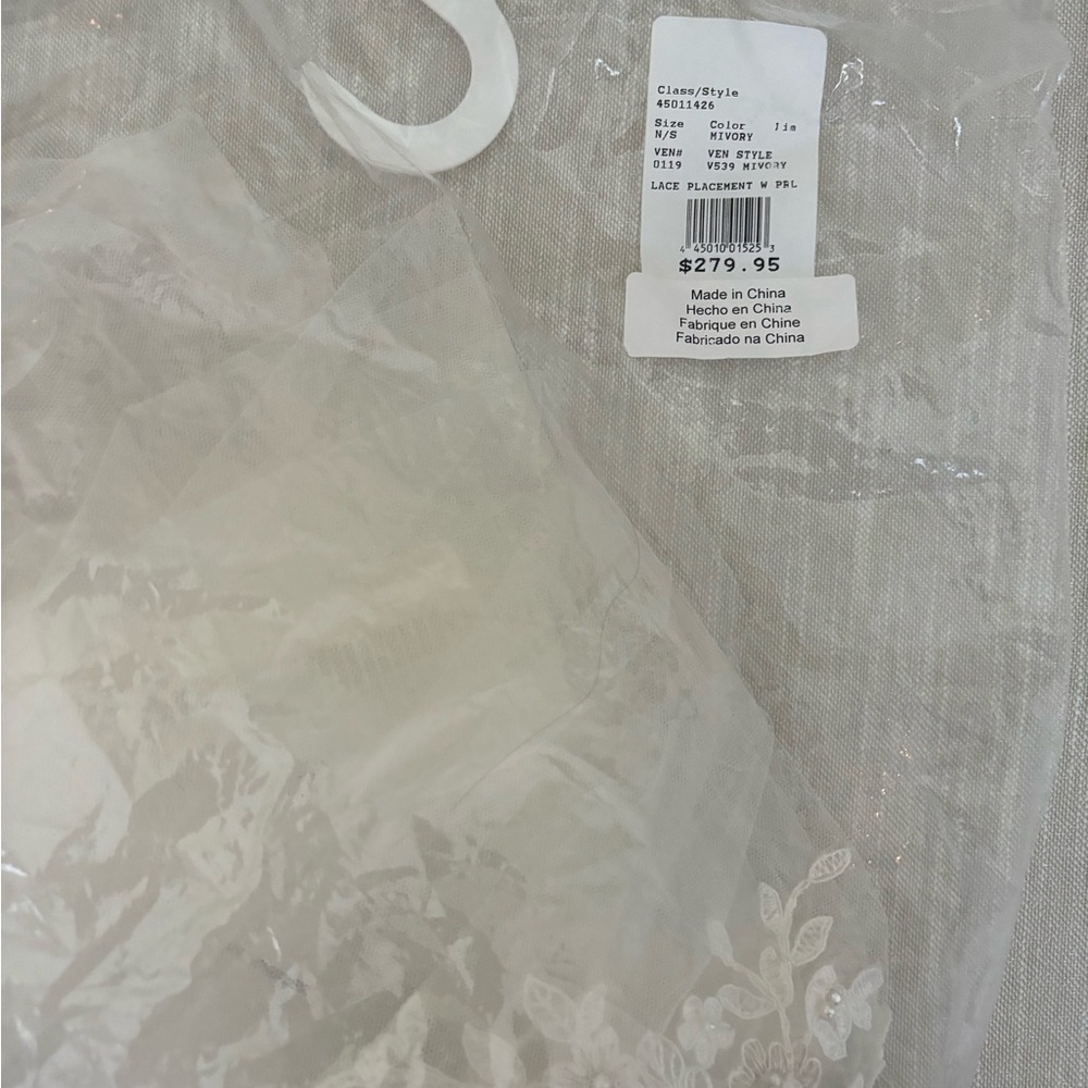 lace applique pearl scalloped mid-length veil
STYLE# V539